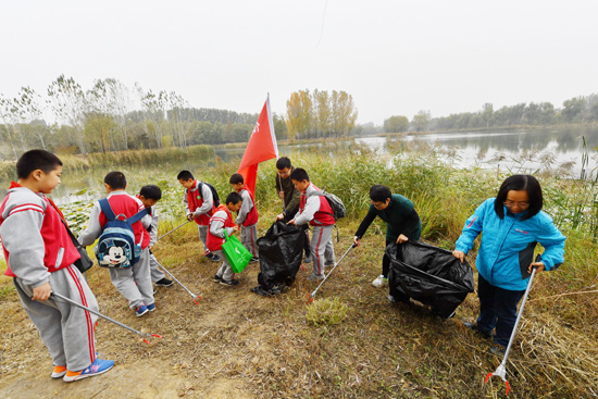 来自房山区长沟中心小学的学生参与到活动中(房山区环保局供图)